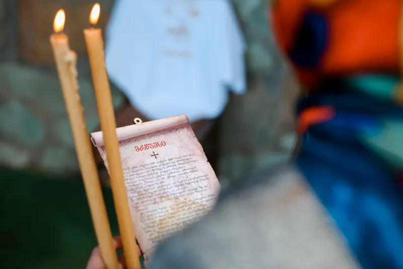 Carta, inchiostro e devozione: il rito privato di scrivere a Santa Vittoria nell'Italia di oggi